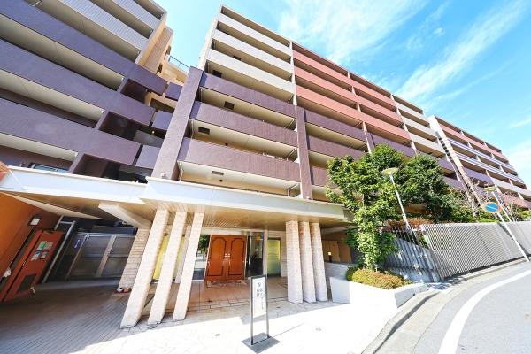 濃茶、赤茶、ベージュの3色を基調とした重厚感あるタイル張りの外観