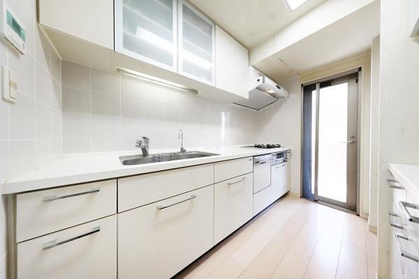 東向きバルコニーに面しており午前中から明るく過ごせる空間です。