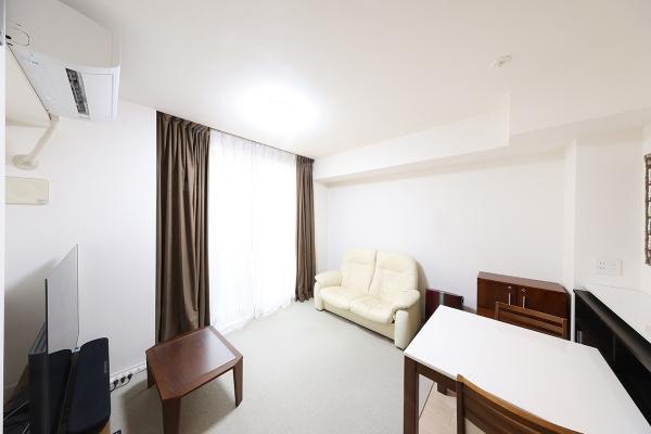 不審者や勧誘員などが建物内に立ち入るのを防いでくれるオートロック付き