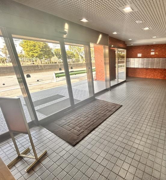 エントランス／風除室、オートロック、宅配ボックスあり