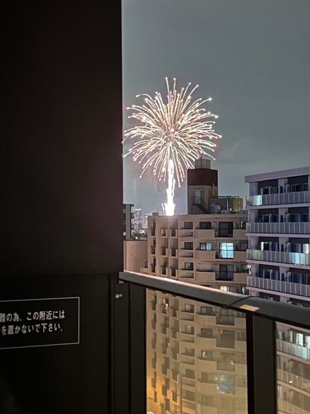 バルコニーから墨田区の花火大会が望めます（東方向撮影。永続的に保証されるものではございません）