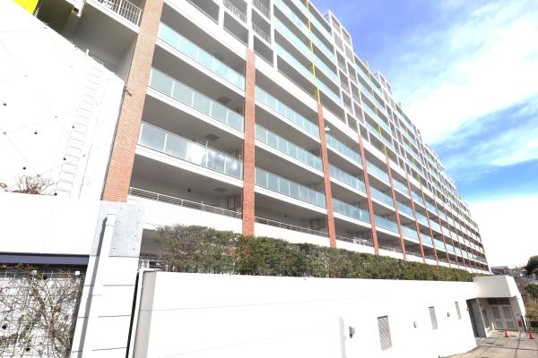 総戸数285戸の南東向き建物外観