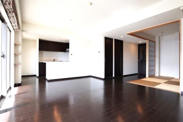 和室とつながる約17.7帖のリビングダイニングキッチン（ＣＧで作成したリフォームイメージです）