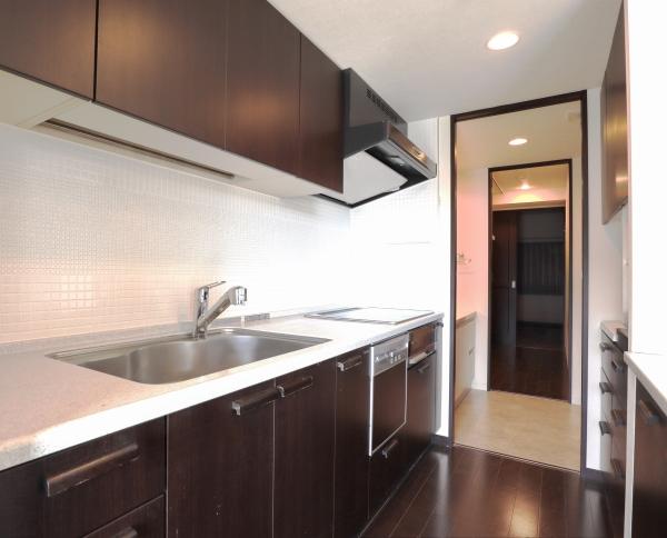 和室とつながる約17.7帖のリビングダイニングキッチン（ＣＧで作成したリフォームイメージです）