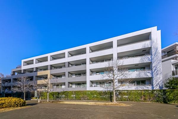 6階建ての5階部分の角住戸。遊歩道と広場に面した立地で眺望も良好です。