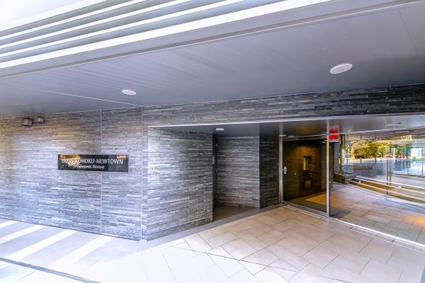 遊歩道に面したエントランス