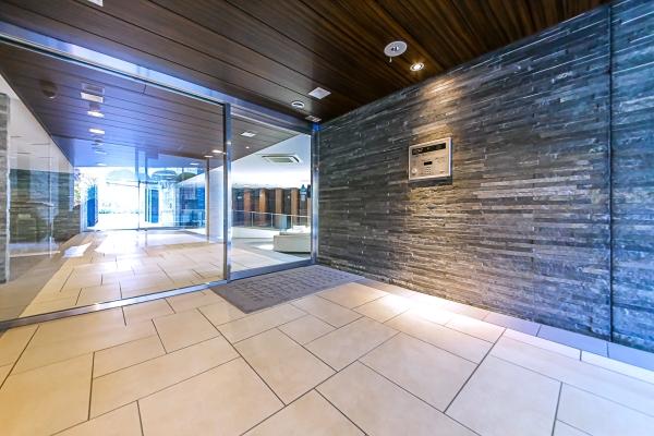 遊歩道に面したエントランス