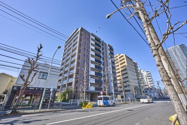 ２０２３年２月築、１１階建て総戸数６４戸の中規模マンションです。