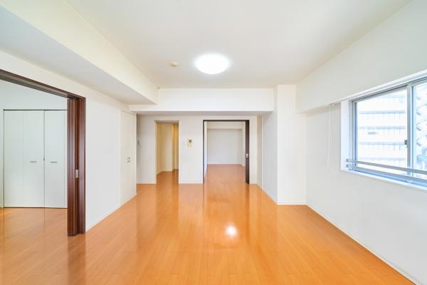 3方向採光の角住戸。明るく開放感のあるリビングダイニング（CGによるリフォームイメージ）