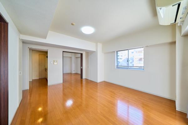 3方向採光の角住戸。明るく開放感のあるリビングダイニング（CGによるリフォームイメージ）