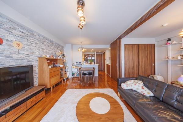 陽光が差し込む明るいリビングダイニング　床暖房が設置されており冬場も快適にお過ごしいただけます。