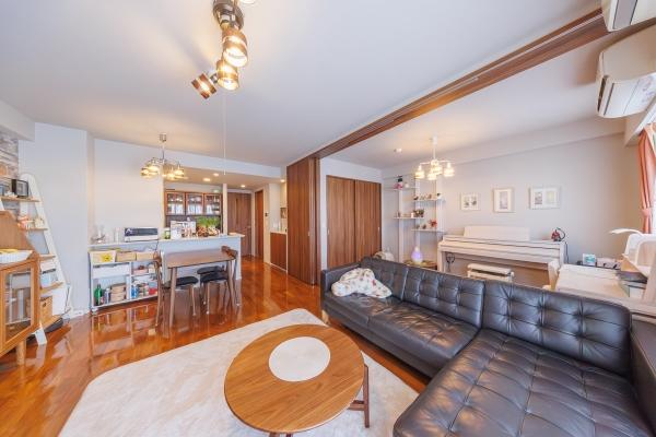 陽光が差し込む明るいリビングダイニング　床暖房が設置されており冬場も快適にお過ごしいただけます。