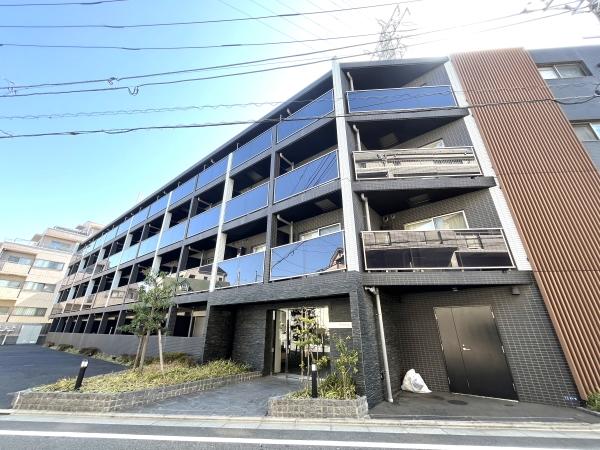 ダークトーンの壁面とガラスバルコニーが組み合わされ、高級感と洗練された印象の外観です。