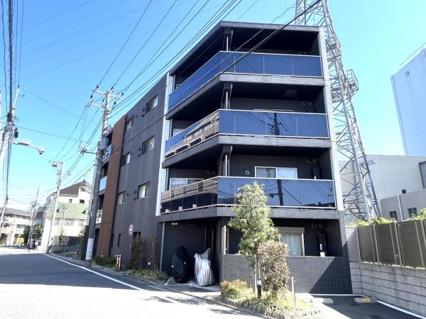 こちらはシンプルながらもモダンなデザインが際立つ集合住宅の外観です。