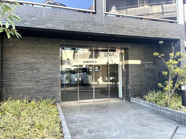 こちらはシンプルながらもモダンなデザインが際立つ集合住宅の外観です。