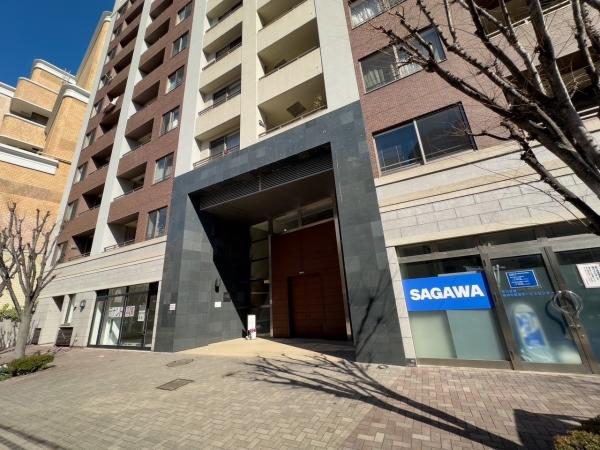 歩道に面した重厚感のある南西側のメインエントランス