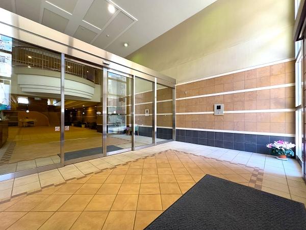 歩道に面した重厚感のある南西側のメインエントランス