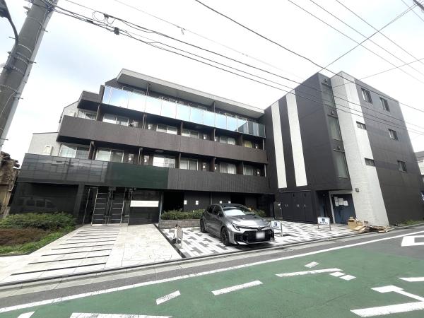 黒とグレーを基調としたタイル張りで高級感を演出する外観です。