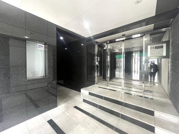 シンプルながら洗練されたデザインのエントランス。