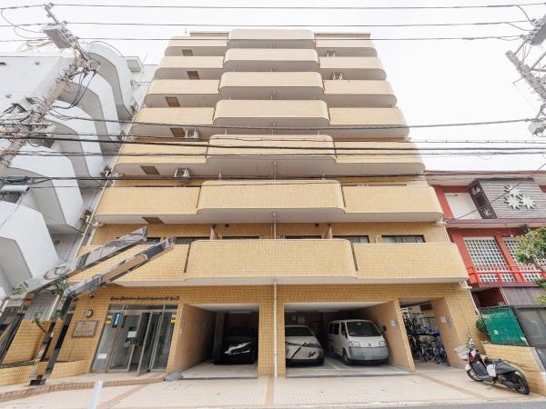 ブラウン調のタイルで統一されたモダンなフォルム