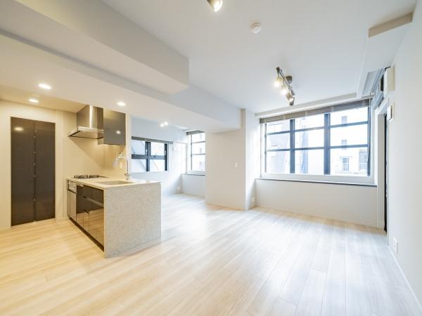 二重床構造の約16.8帖のリビングダイニング