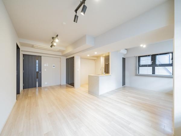 二重床構造の約16.8帖のリビングダイニング