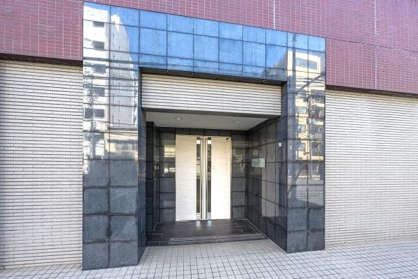 タイル貼りのモダンでおしゃれなマンションアプローチ