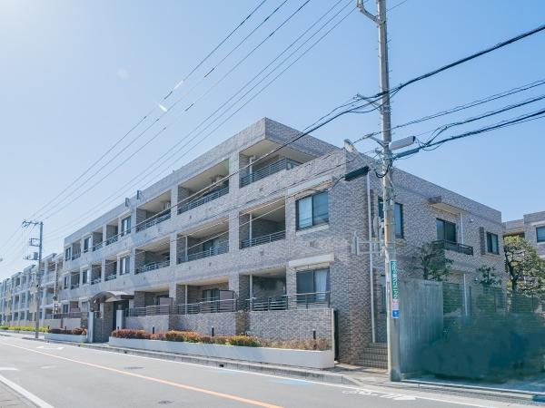第一種低層住居専用地域に佇む３階建・ブラウン系タイル貼りのシックな外観