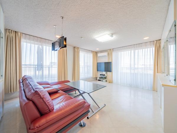 バルコニーとルーフバルコニーに面した明るく開放的なリビングダイニング