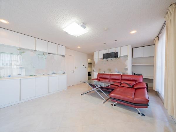 バルコニーとルーフバルコニーに面した明るく開放的なリビングダイニング