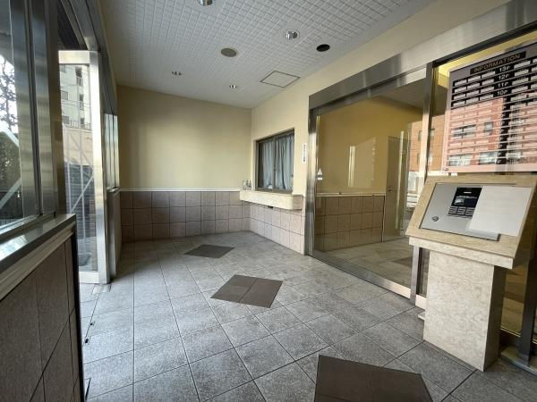 落ち着いた色合いでスタイリッシュなマンションエントランス