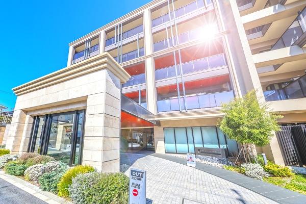 車寄せと庇のあるエントランス