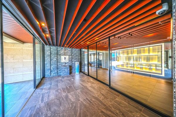 車寄せと庇のあるエントランス