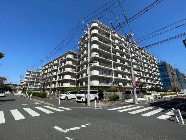 角地のため周囲に空間がありゆとりを感じられます