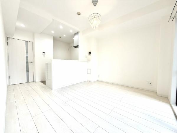 白を基調としたダイニングキッチン。南東向きで明るく暖かい空間です。