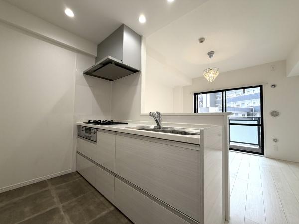 白を基調としたダイニングキッチン。南東向きで明るく暖かい空間です。