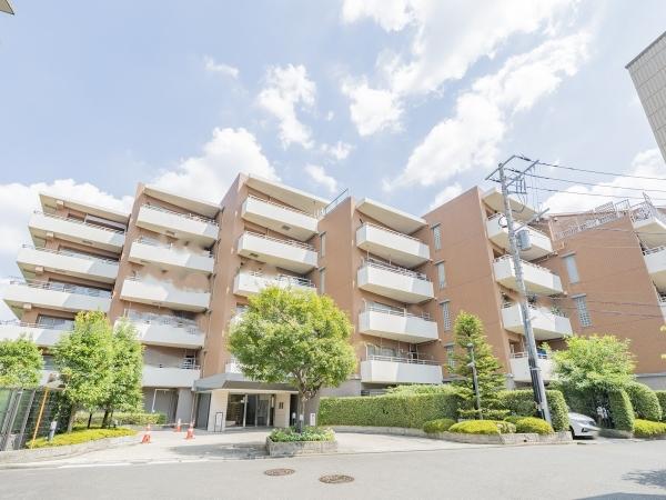 総戸数90戸、外壁タイル貼りの重厚感ある外観です。