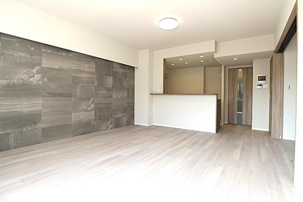 南西向き、明るい陽射しが射し込み、明るいです。