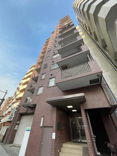 モダンカラーのタイル張りが印象的な外観です