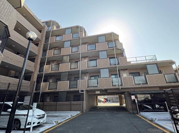 防水性の高いタイル張りの外壁（北東側からの撮影）