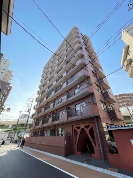 レンガ色のタイルが印象的な総タイル貼りマンション