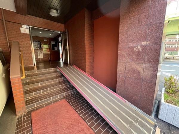 車イスの方にも配慮したスロープ付き