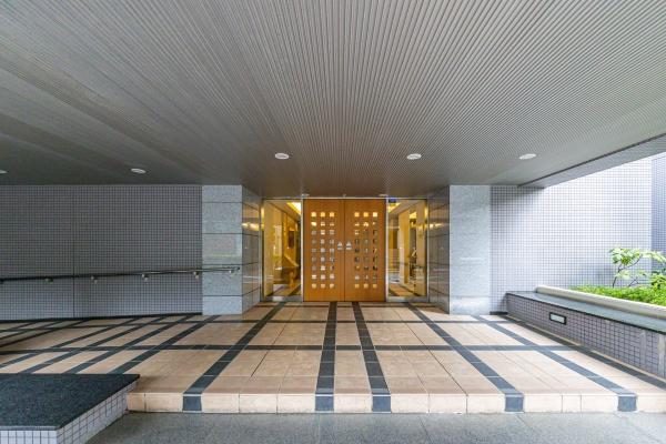 明るく高級感のあるエントランス