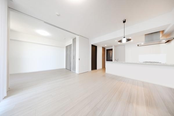 約14.1帖のLDK。陽光が差し込む明るい空間。（CGで作成したリフォームイメージ）