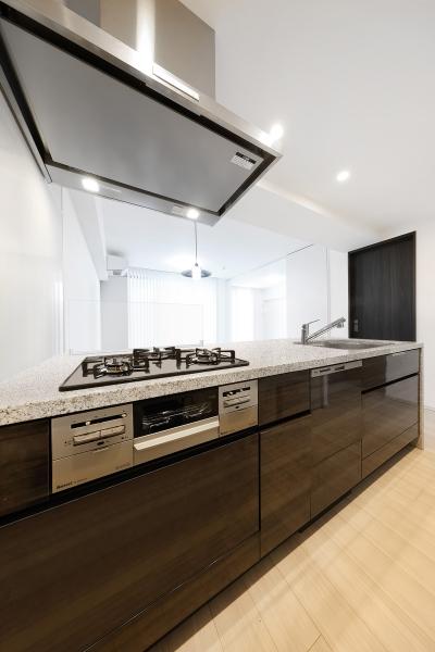 約14.1帖のLDK。陽光が差し込む明るい空間。（CGで作成したリフォームイメージ）