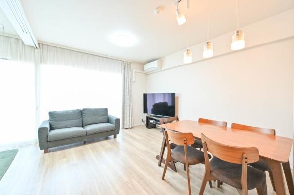 陽光が差し込む明るいリビングダイニング　床暖房が設置されており冬場も快適にお過ごしいただけます。