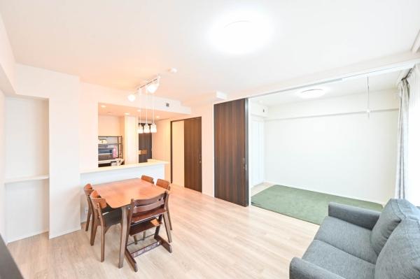 陽光が差し込む明るいリビングダイニング　床暖房が設置されており冬場も快適にお過ごしいただけます。