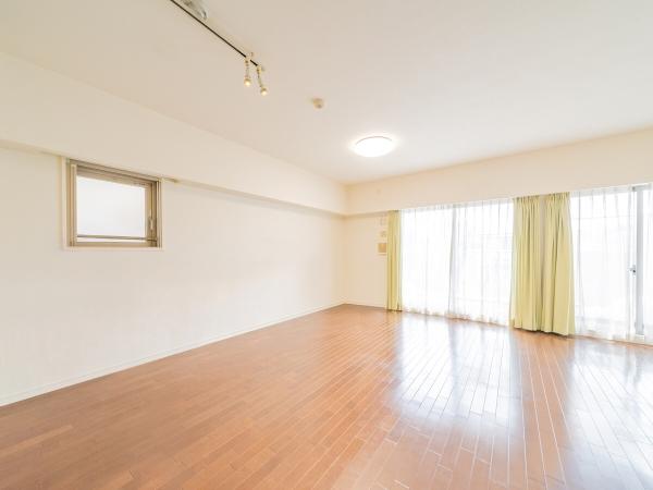 緑に囲まれたエントランスです