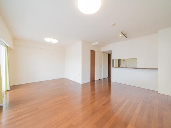 緑に囲まれたエントランスです