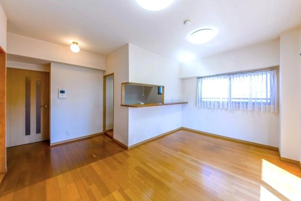 角住戸につき、2面採光の明るいリビング